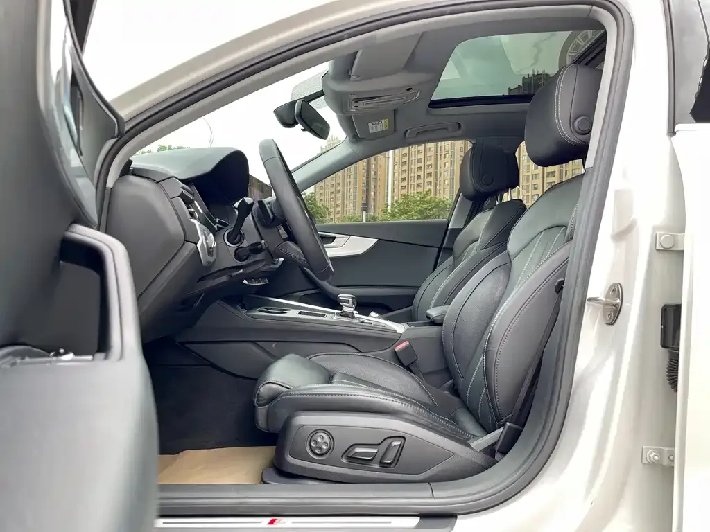 Audi A4L 2022 из CN, фото 9