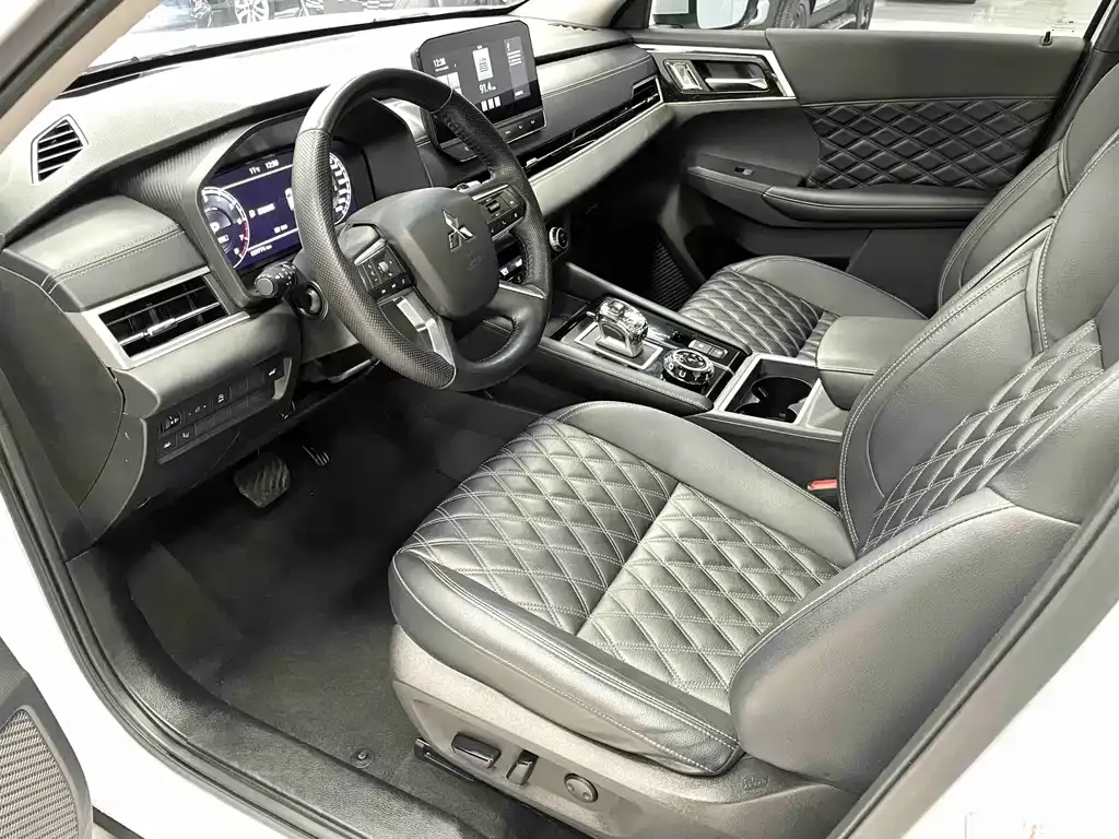 Mitsubishi Outlander 2023 из CN, фото 5