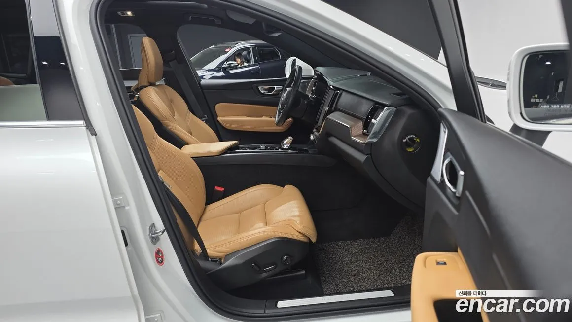 Volvo XC60 — фото 10