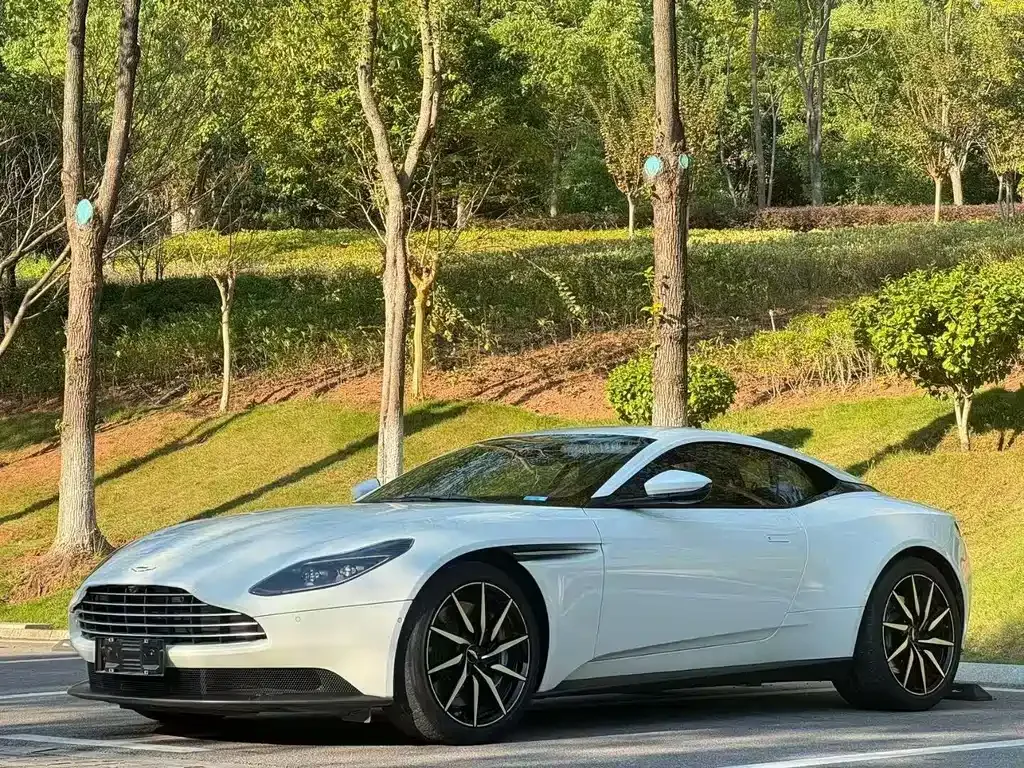 Aston Martin DB11 — фото 1
