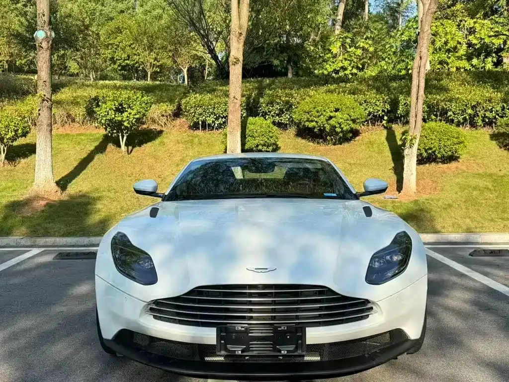 Aston Martin DB11 — фото 2