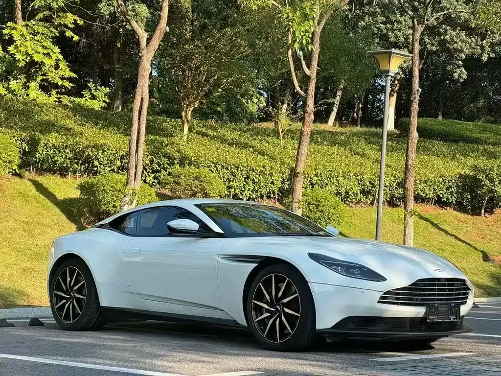 Aston Martin DB11 — фото 3