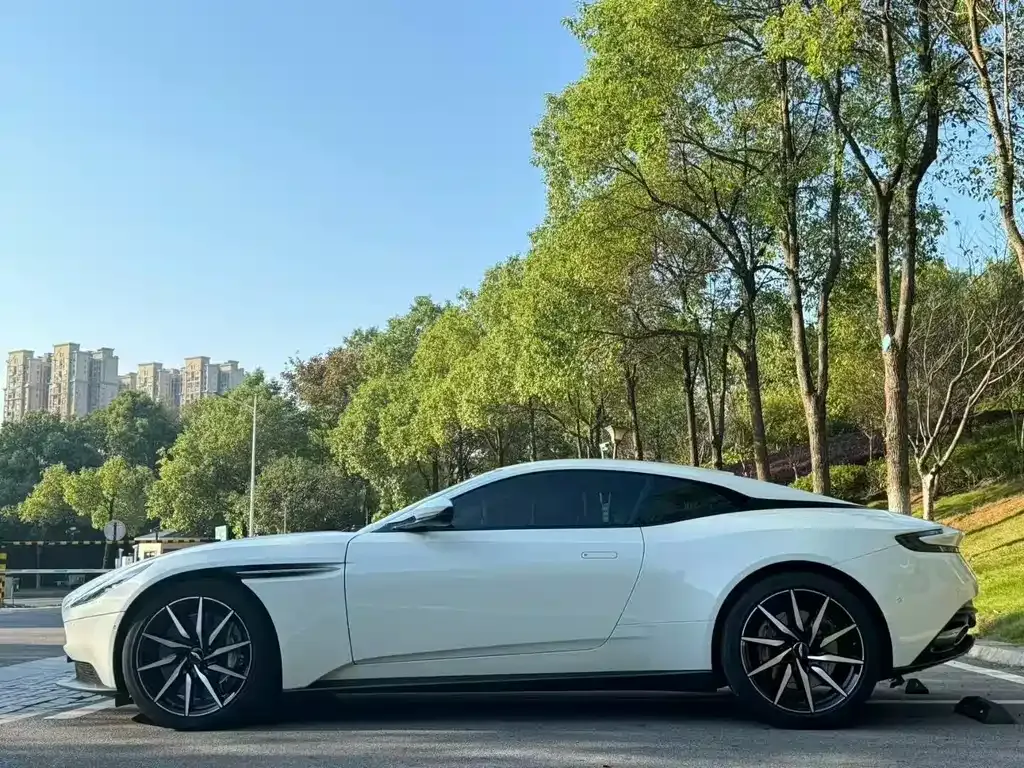 Aston Martin DB11 — фото 4