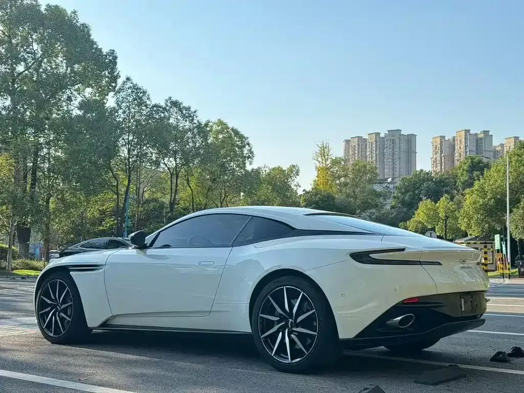 Aston Martin DB11 — фото 5