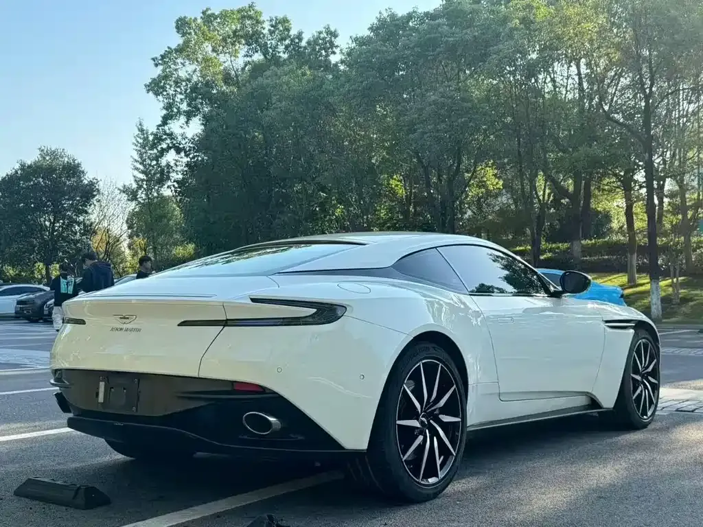 Aston Martin DB11 — фото 6