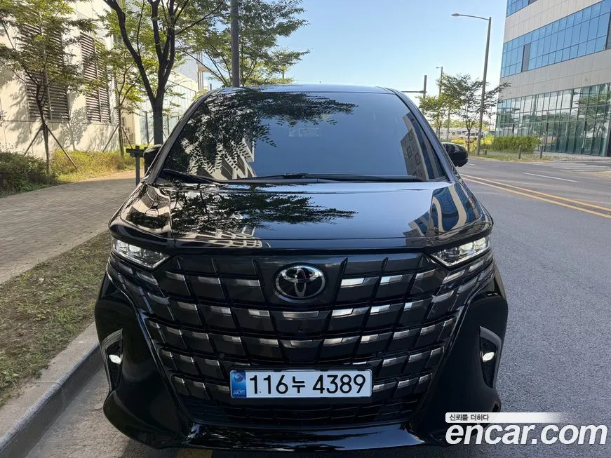 Toyota Alphard — фото 1