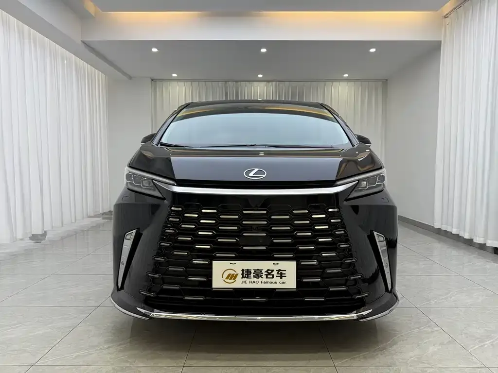 Lexus LM — фото 2