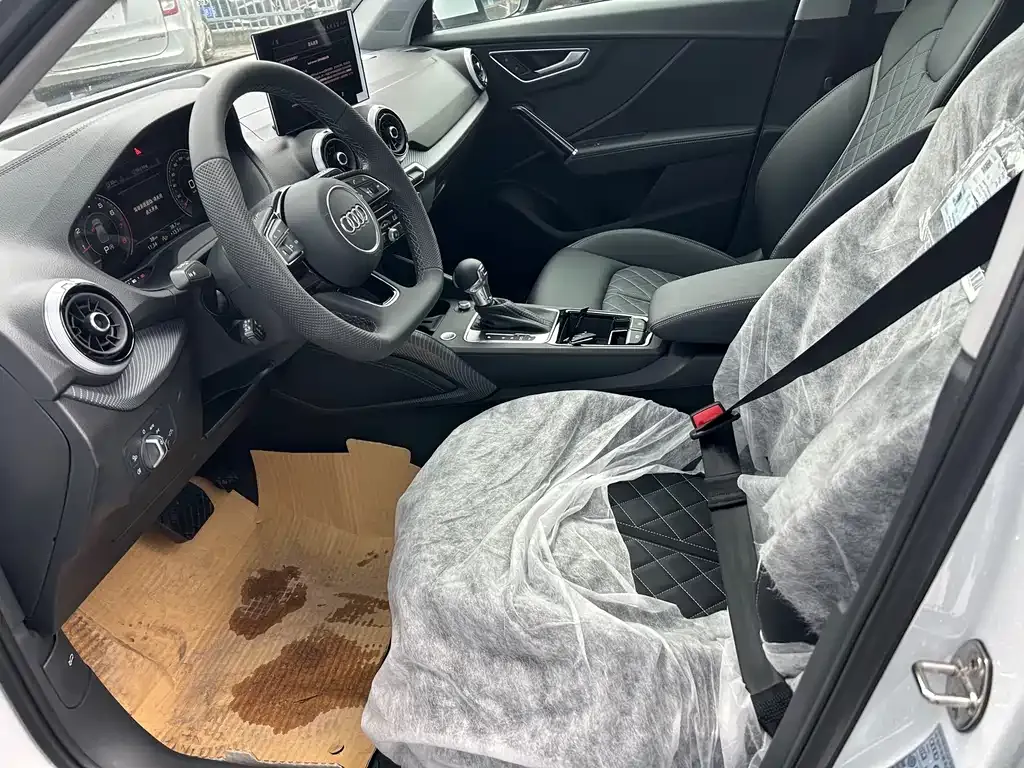 Audi Q2L 2025 из CN, фото 2