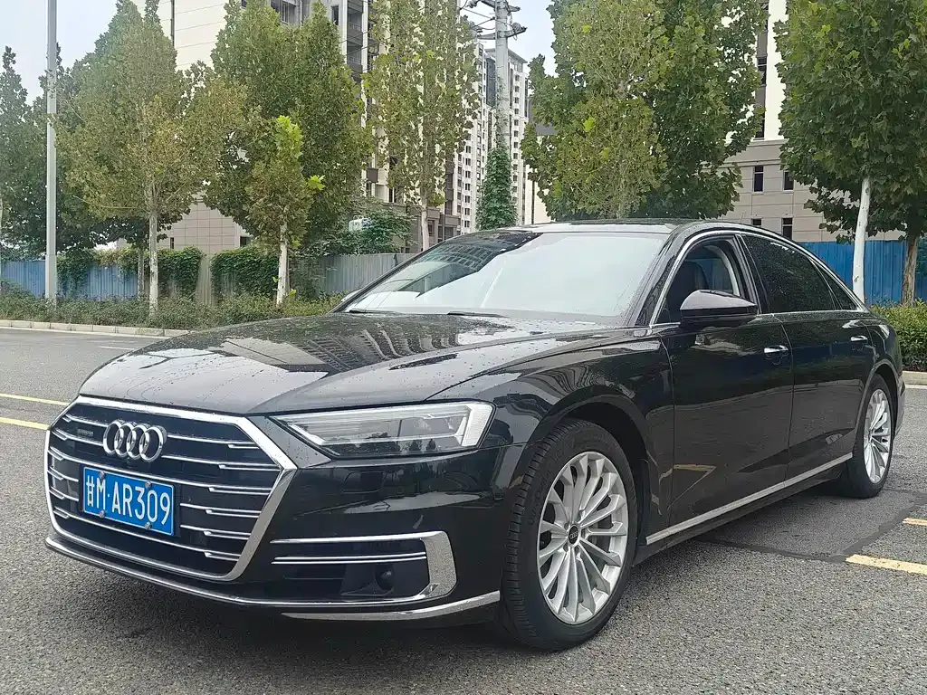 Audi A8 — фото 1