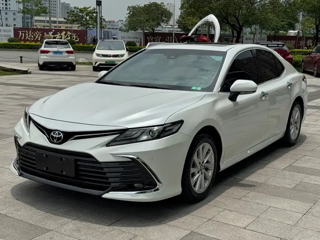 Toyota Camry — фото 1