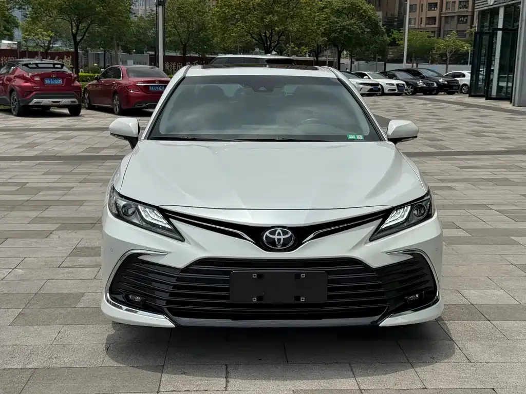 Toyota Camry — фото 2