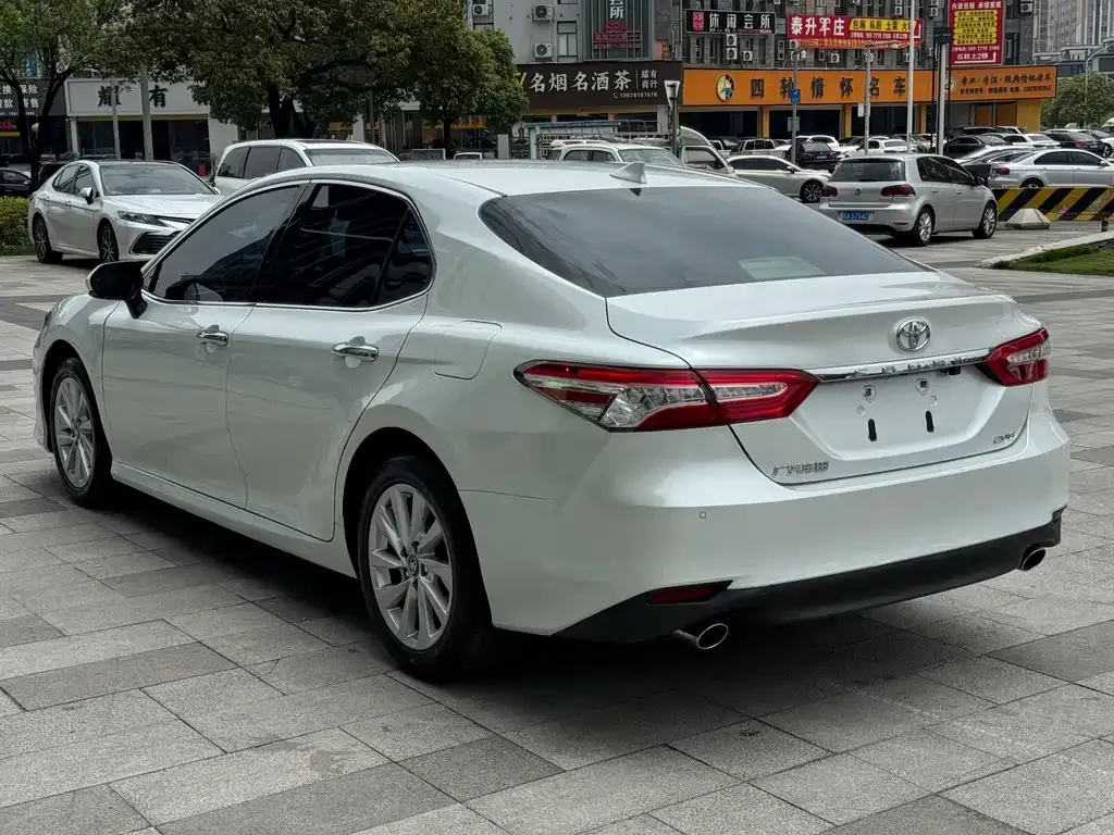 Toyota Camry — фото 4
