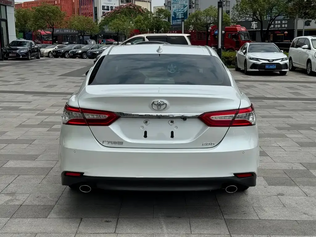 Toyota Camry — фото 5
