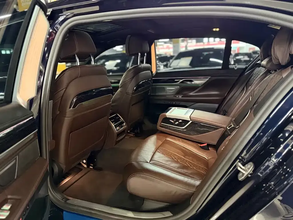 BMW 7 Series — фото 10