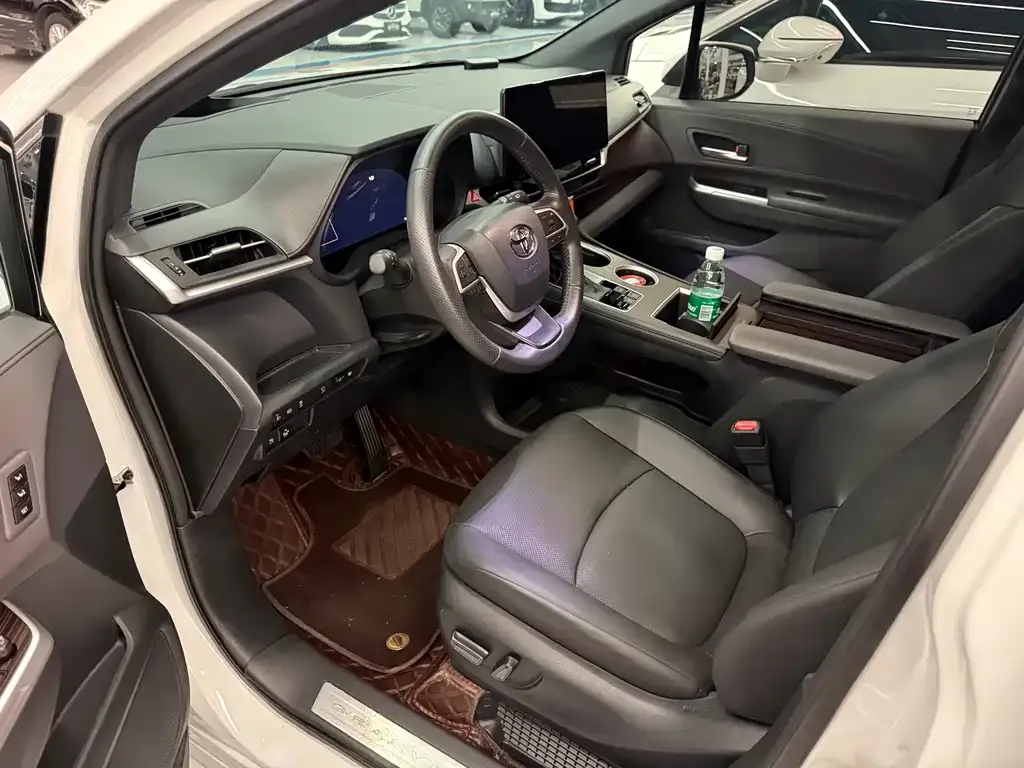 Toyota Granvia — фото 5