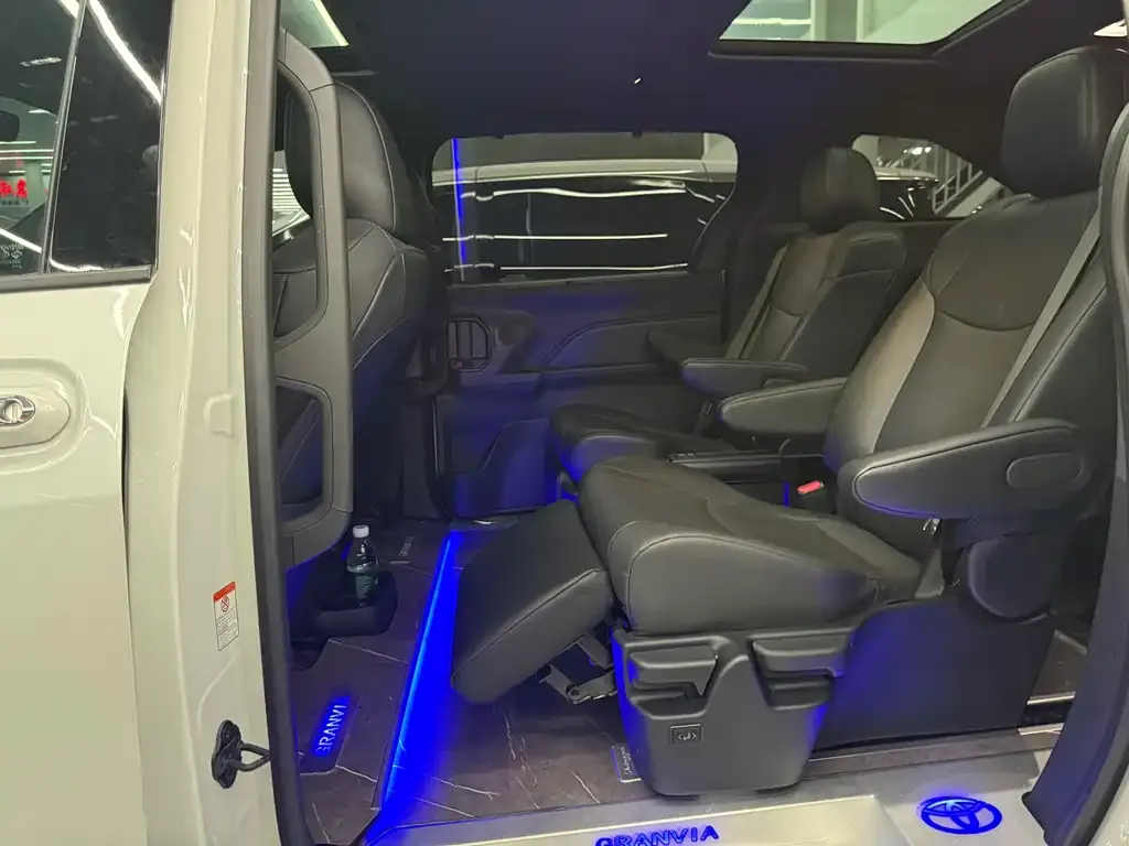 Toyota Granvia — фото 6