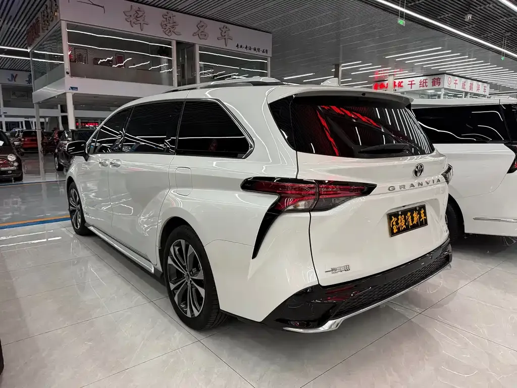 Toyota Granvia — фото 8