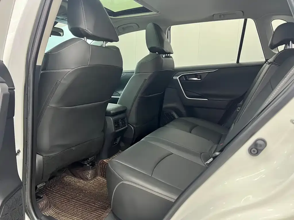 Toyota RAV4 — фото 5