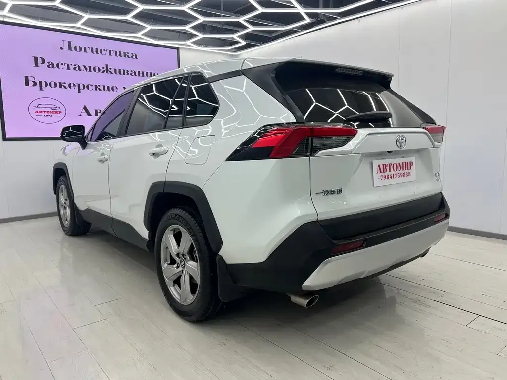 Toyota RAV4 — фото 8