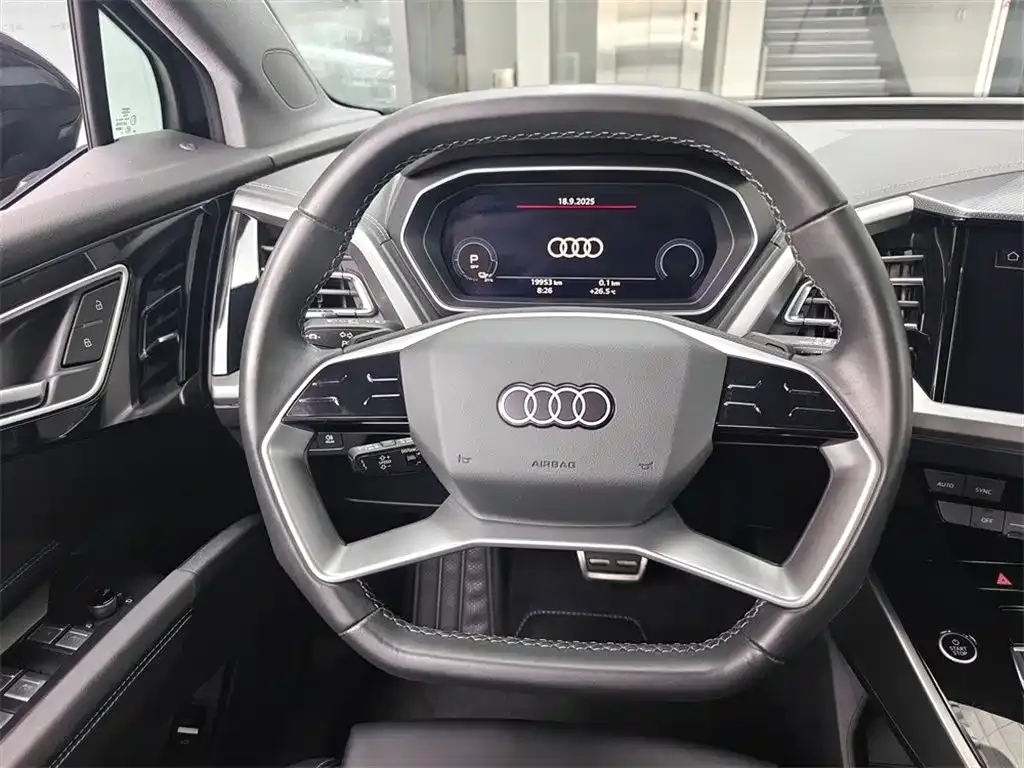 Audi Q4 e-tron — фото 10