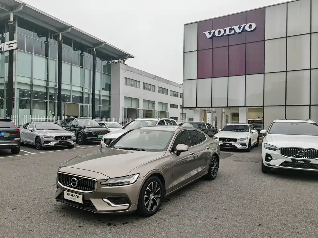 Volvo S60 — фото 1