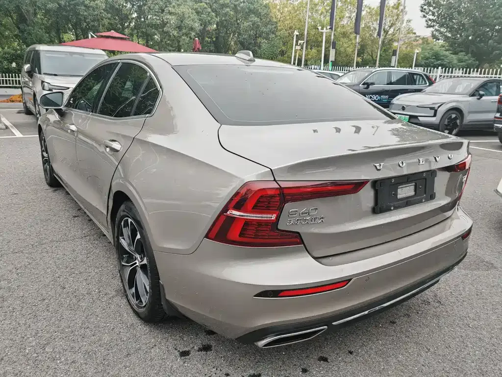 Volvo S60 — фото 10
