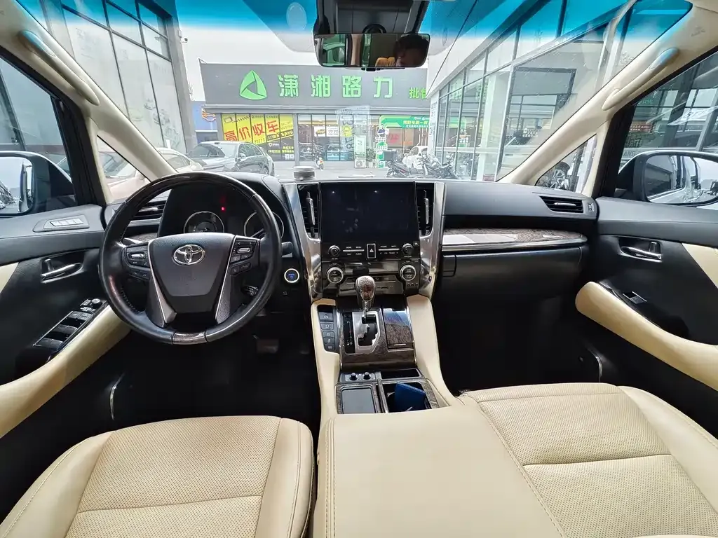 Toyota Vellfire — фото 8