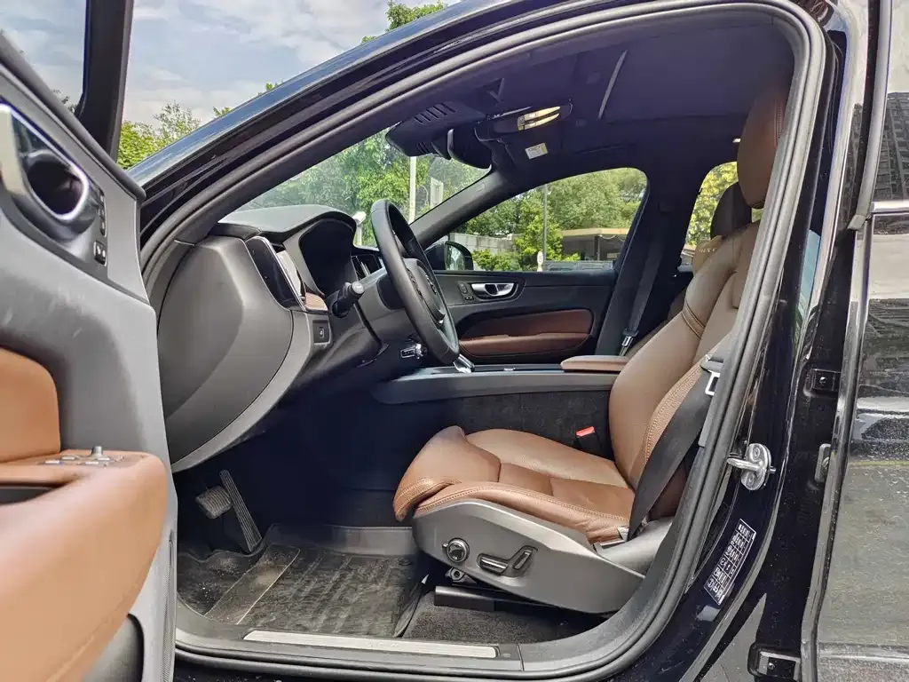 Volvo XC60 2023 из CN, фото 7