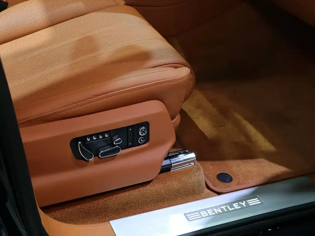 Bentley Bentayga 2021 из CN, фото 9