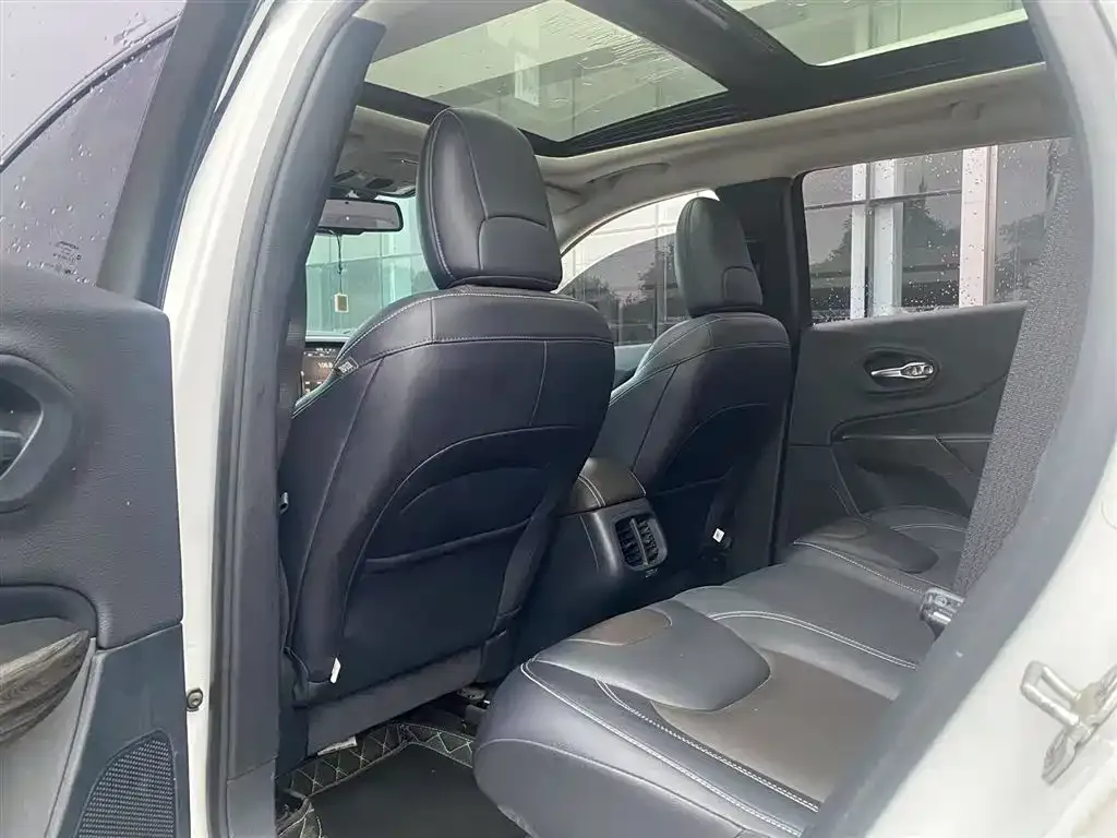 Jeep Cherokee 2021 из CN, фото 10