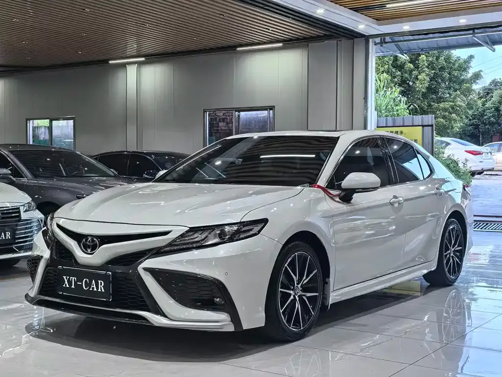 Toyota Camry — фото 1