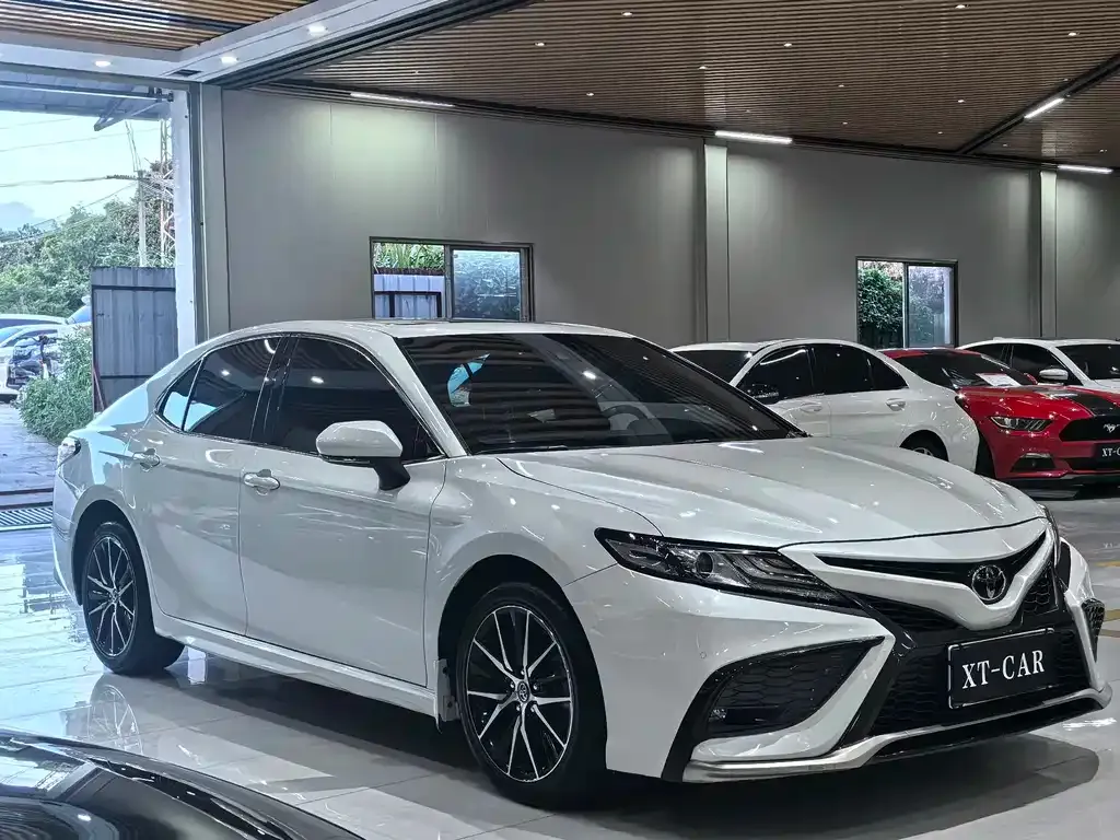 Toyota Camry — фото 3