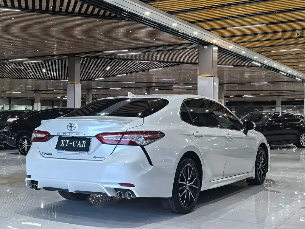 Toyota Camry — фото 4