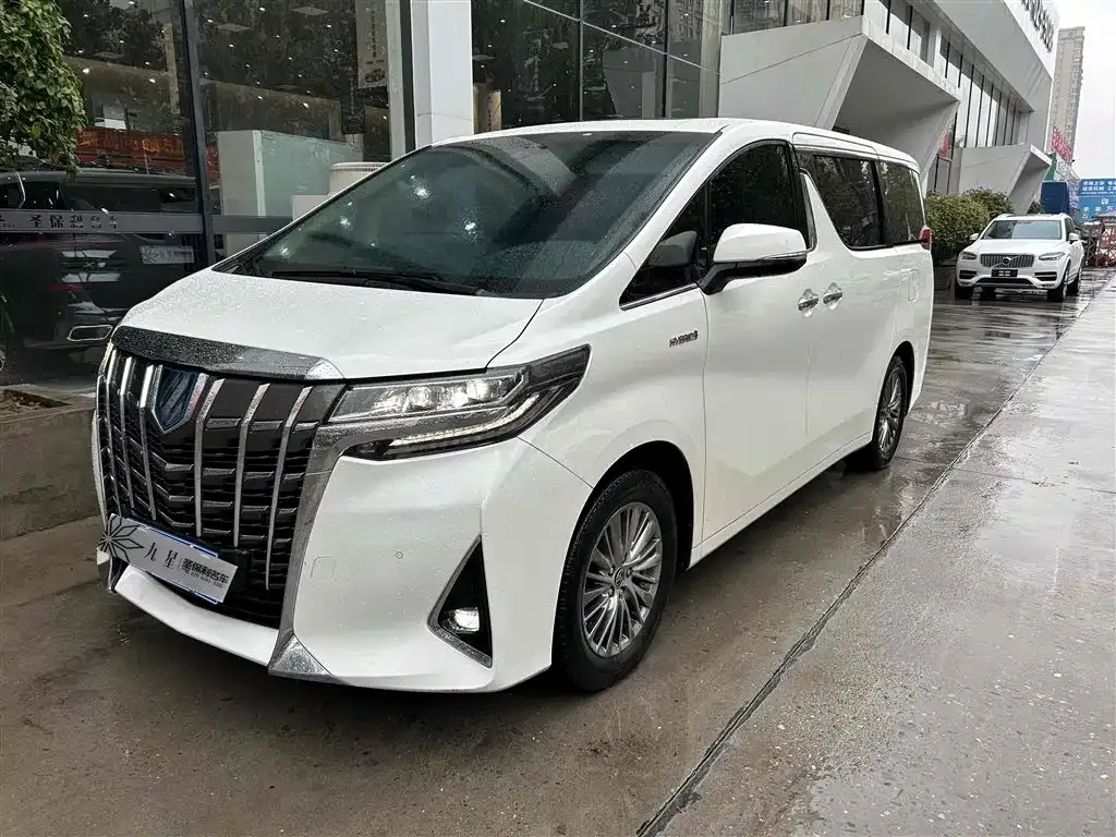 Toyota Alphard — фото 1