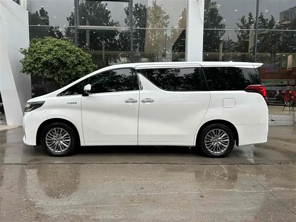 Toyota Alphard — фото 2