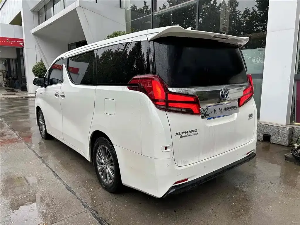 Toyota Alphard — фото 3