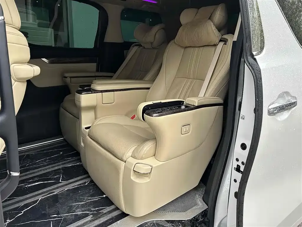 Toyota Alphard — фото 4