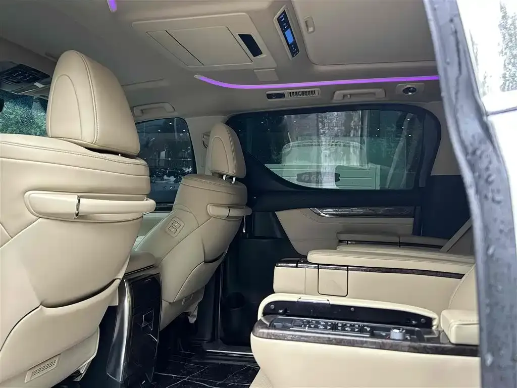 Toyota Alphard — фото 5