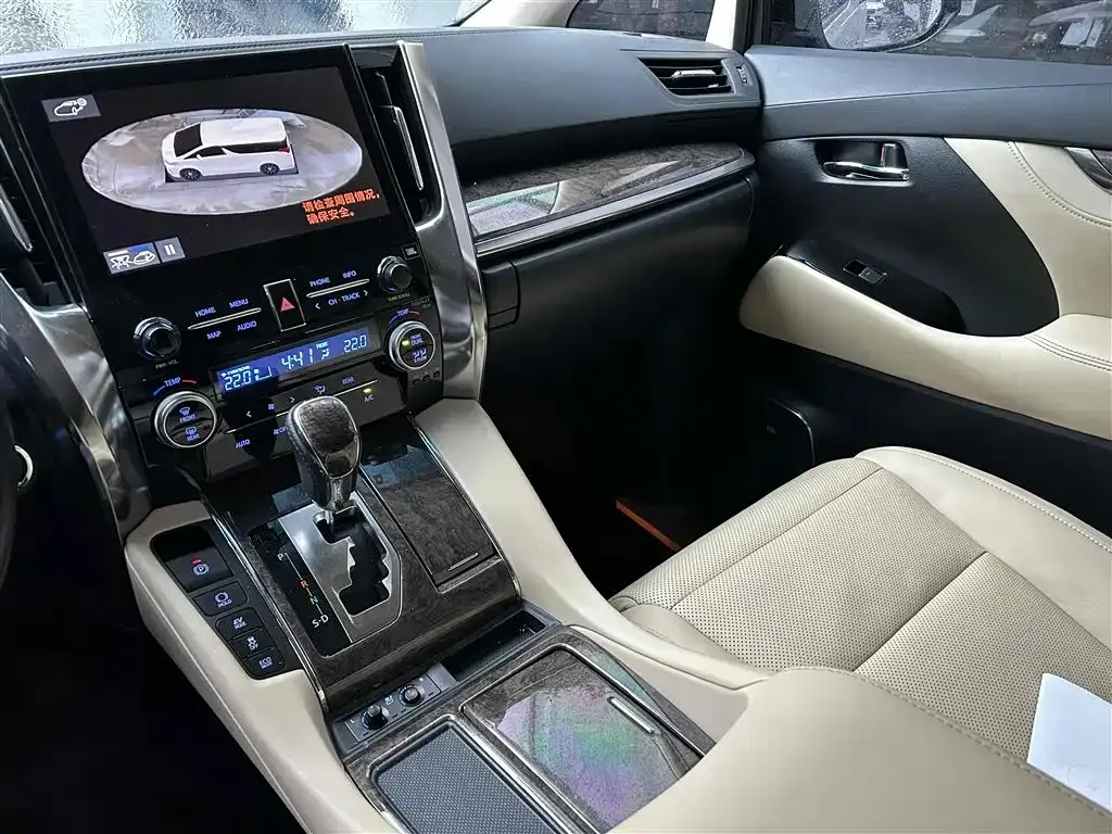 Toyota Alphard — фото 8