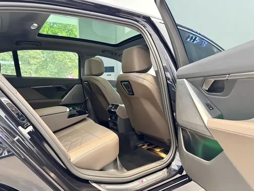BMW 5 Series 2025 из CN, фото 7