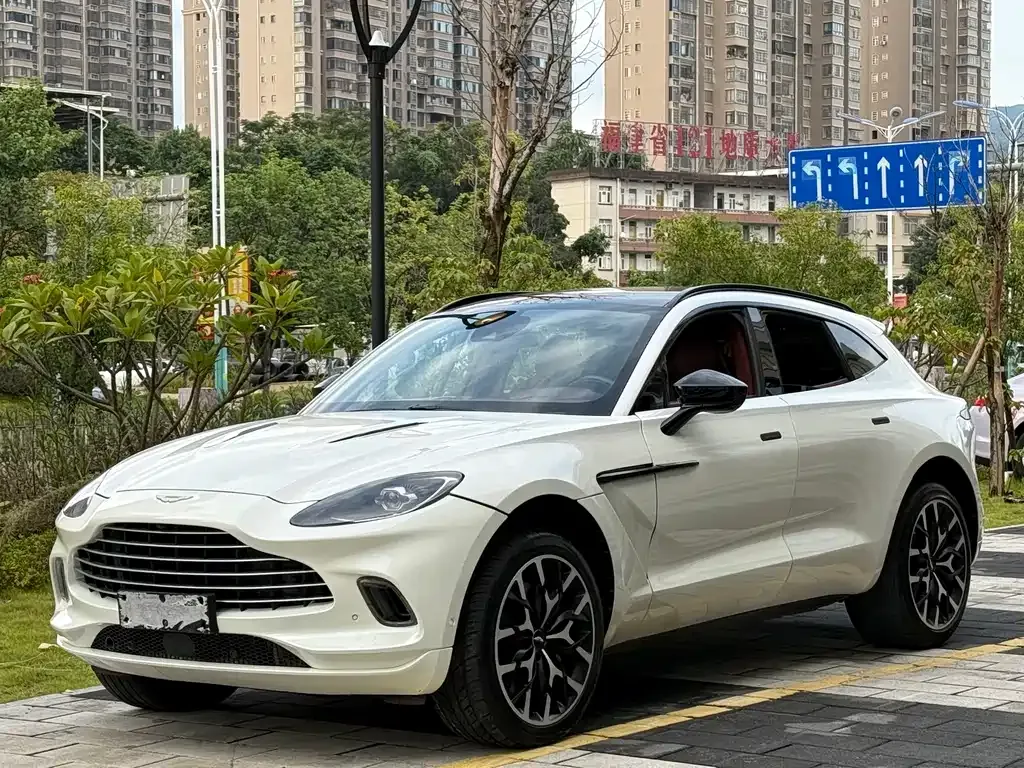 Aston Martin DBX — фото 1