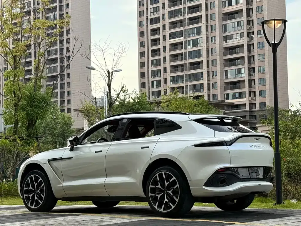 Aston Martin DBX — фото 3