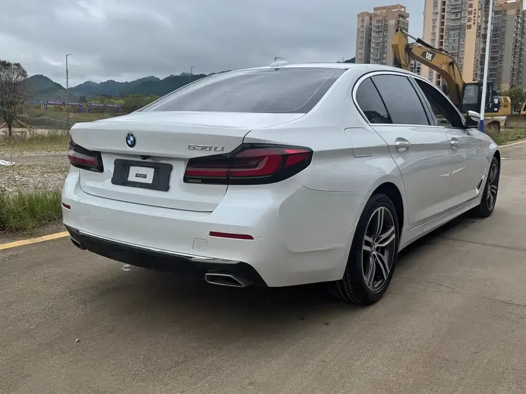 BMW 5 Series — фото 9
