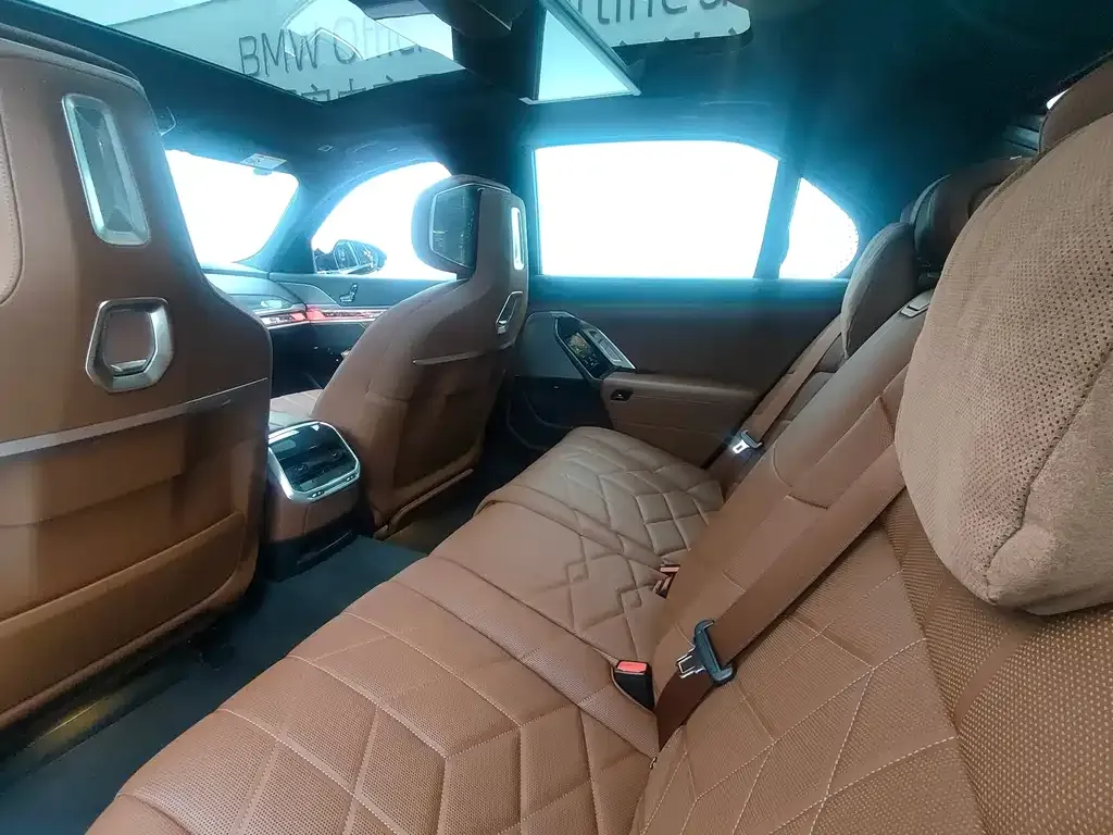 BMW 7 Series 2024 из CN, фото 9