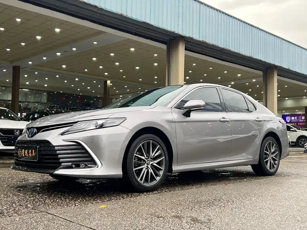 Toyota Camry — фото 1