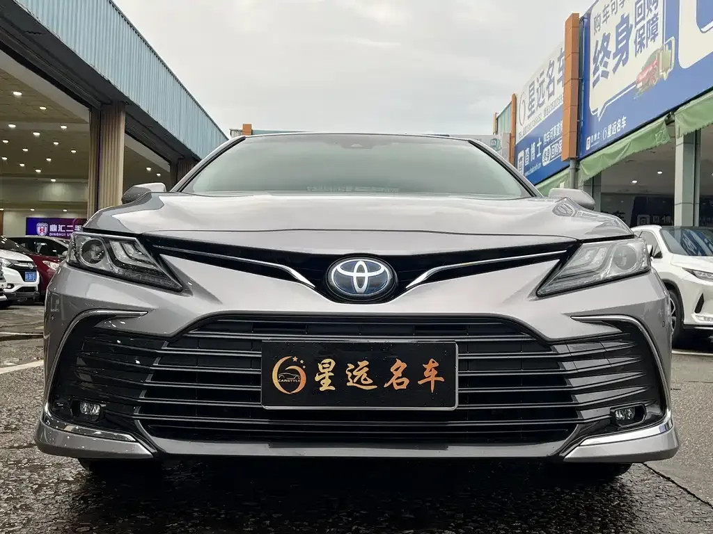 Toyota Camry — фото 2