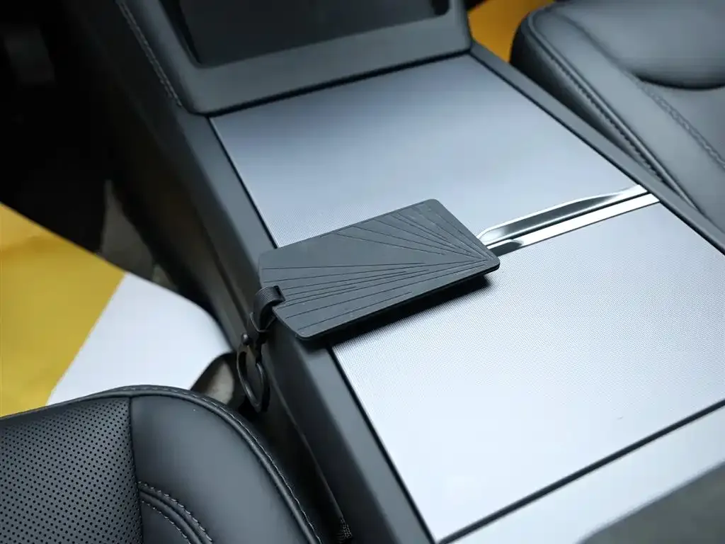 Tesla Model 3 — фото 10