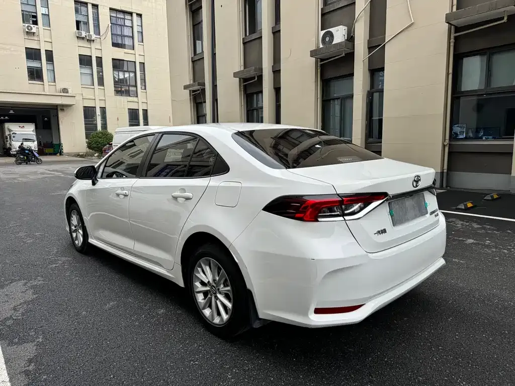 Toyota Corolla — фото 6
