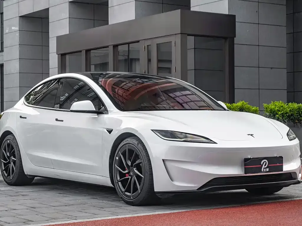 Tesla Model 3 — фото 1