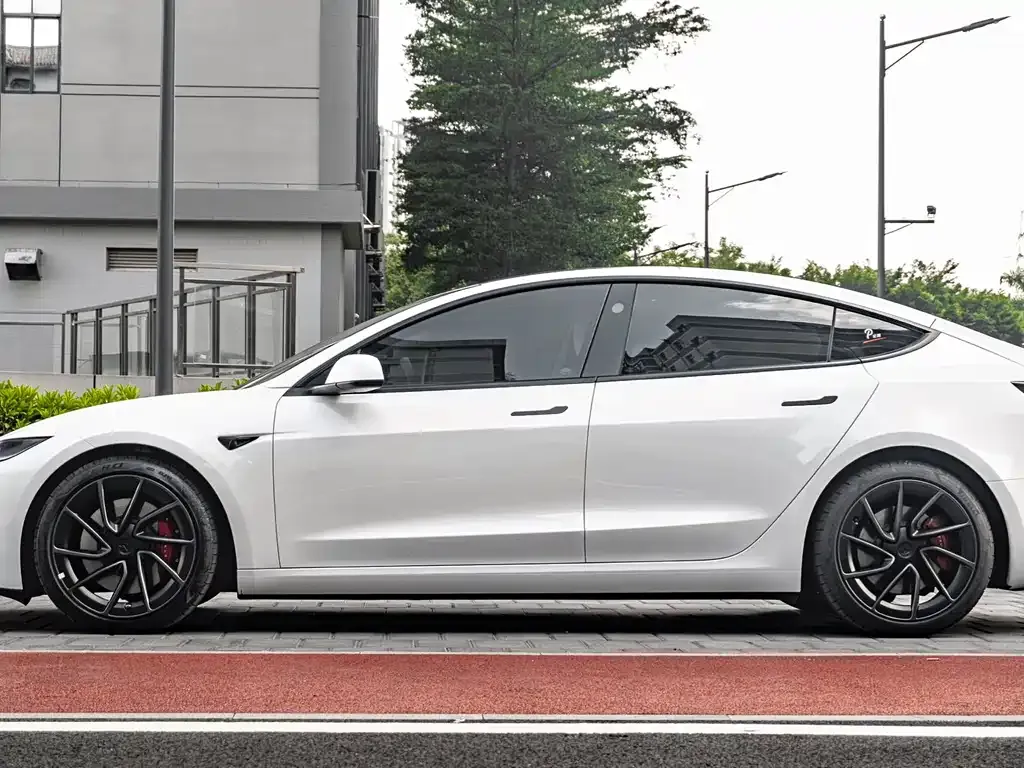 Tesla Model 3 — фото 7